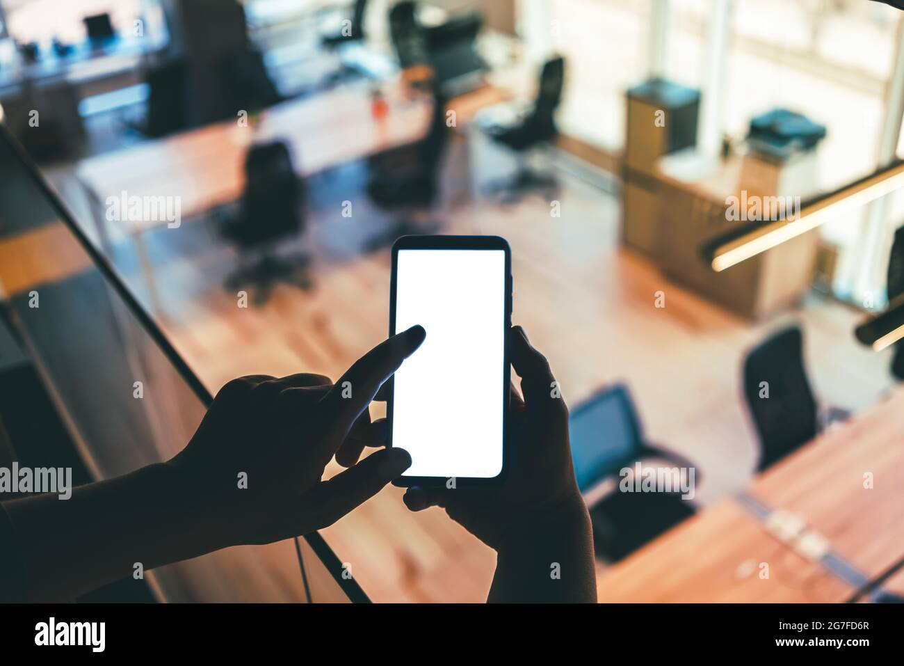 Schermata vuota del telefono, immagine dello schermo o copia di testo con sfondo sfocato dell'ufficio. Annuncio di applicazioni mobili per la presentazione di software o applicazioni Foto Stock