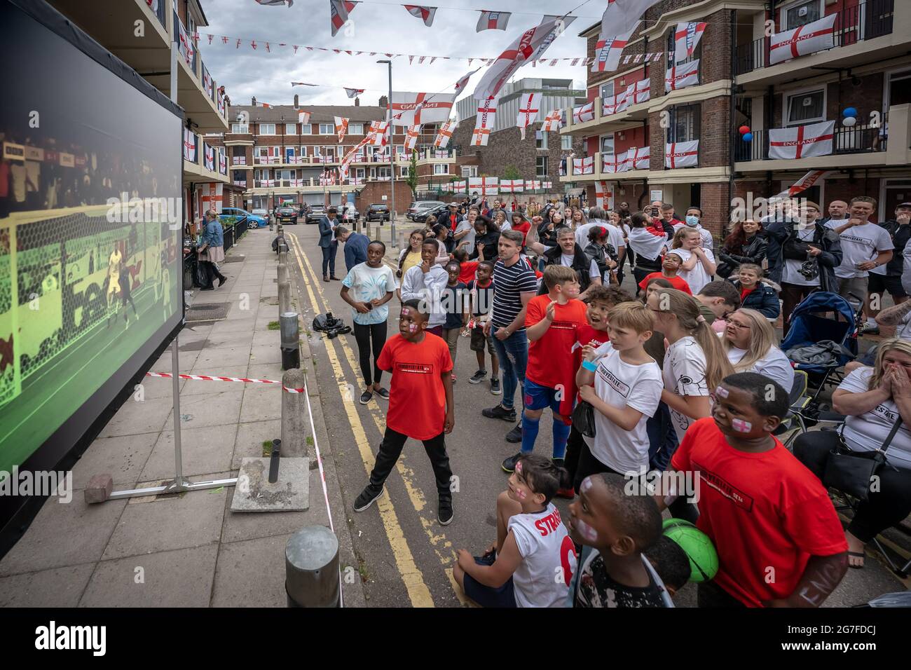 EURO 2020: I residenti della tenuta di Kirby a Bermondsey guardano la partita su un grande schermo mentre l'Inghilterra affronta l'Italia per le finali. Londra, Regno Unito. Foto Stock