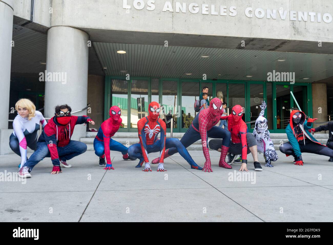 I partecipanti ritraggono i personaggi di Spider-Man e di altri personaggi Marvel alla convention 2019 del Comic con a Los Angeles, California, Stati Uniti. Foto Stock