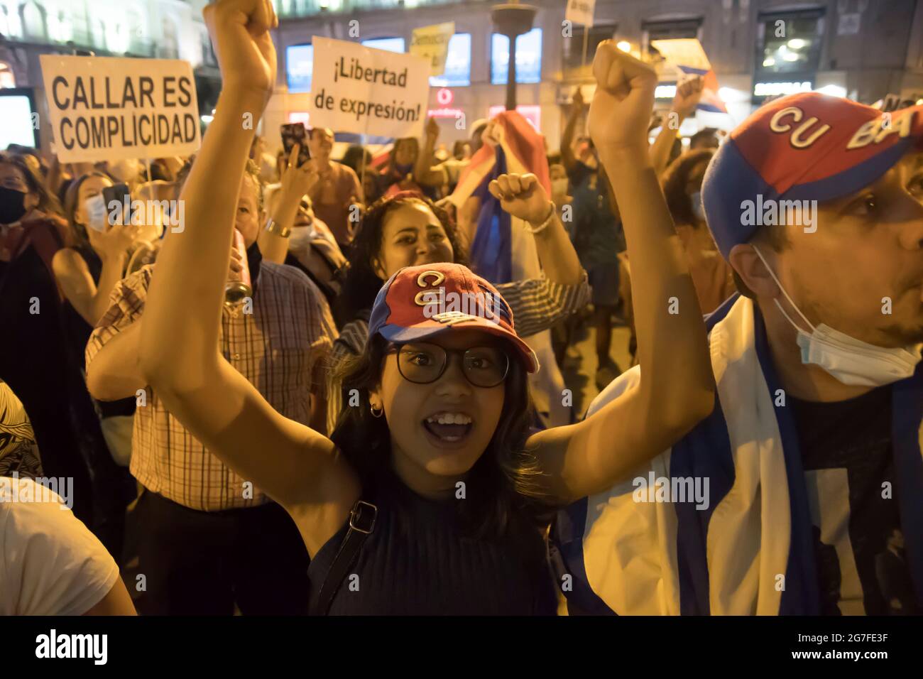 Concentrazione dei cittadini cubani a sostegno delle manifestazioni a Cuba da parte del regime che massacrava i manifestanti, confrontandoli tra comunisti e non comunisti. Allo stesso modo, i manifestanti contro il governo di Miguel Díaz-Canel si sono riuniti questo martedì per chiedere un paese 'libero dal governo comunista' e per rendere visibile il 'assacro' che si sta svolgendo durante le ultime proteste a Cuba. Inoltre, hanno rimproverato la 'complicità' del governo spagnolo. Tra le bandiere di Cuba, hanno espresso il 'siffering' del loro popolo e hanno chiesto 'libertà per Foto Stock