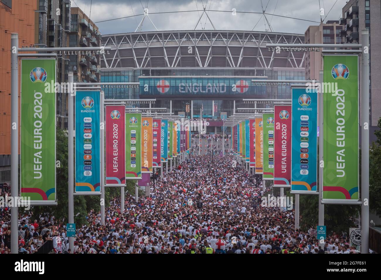 Euro 2020: I fan arrivano a Wembley in un clima festoso prima delle finali della partita Inghilterra contro Italia. Londra, Regno Unito. Foto Stock