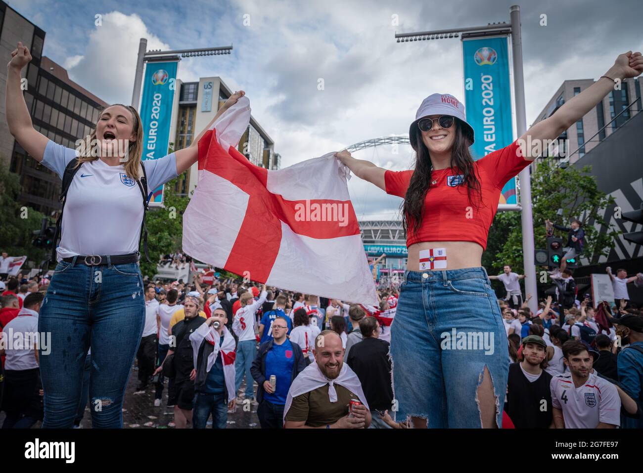 Euro 2020: I fan arrivano a Wembley in un clima festoso prima delle finali della partita Inghilterra contro Italia. Londra, Regno Unito. Foto Stock