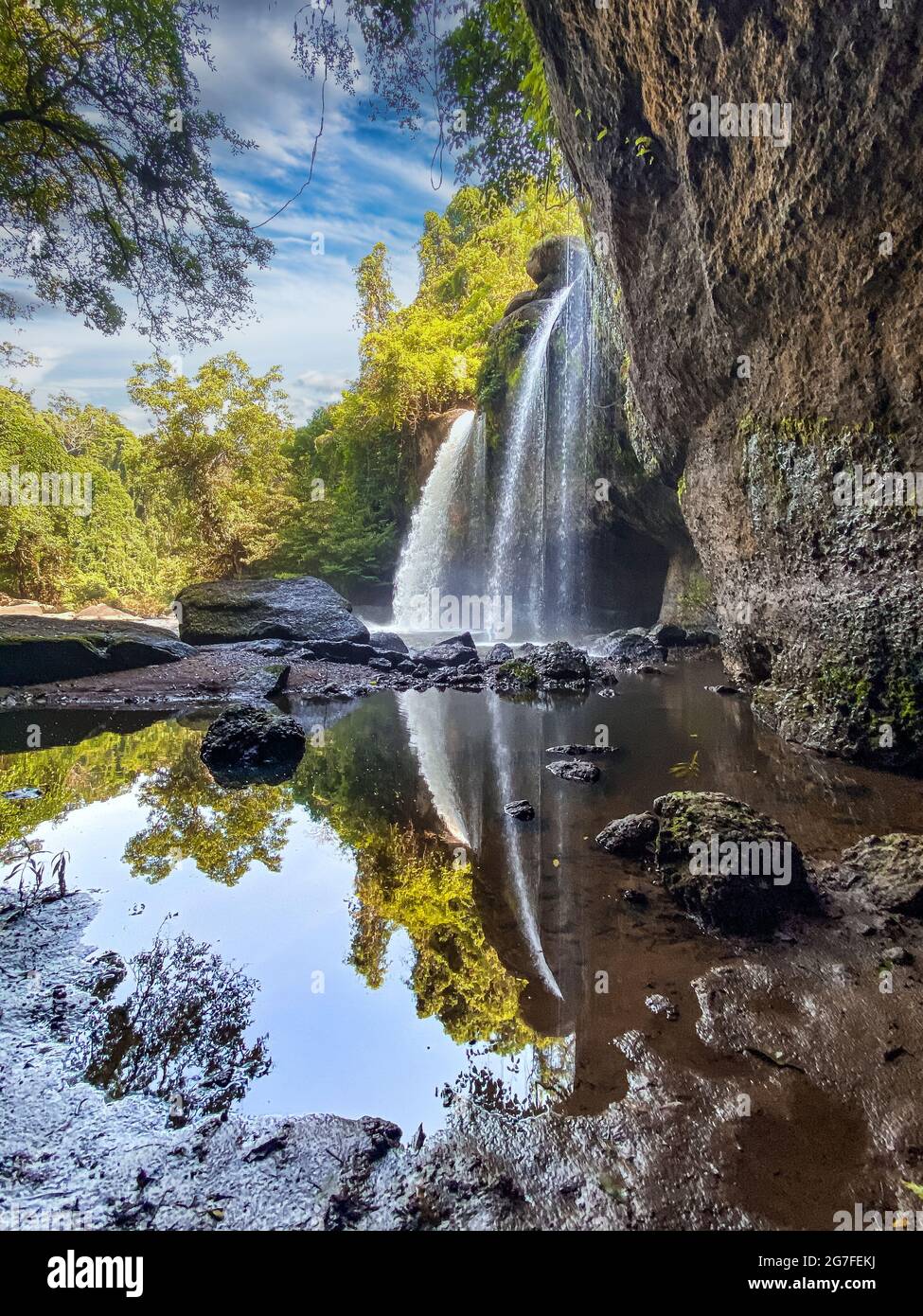 Cascata di Haew Suwat nel Parco Nazionale di Khao Yai a Nakhon Ratchasima, Thailandia Foto Stock