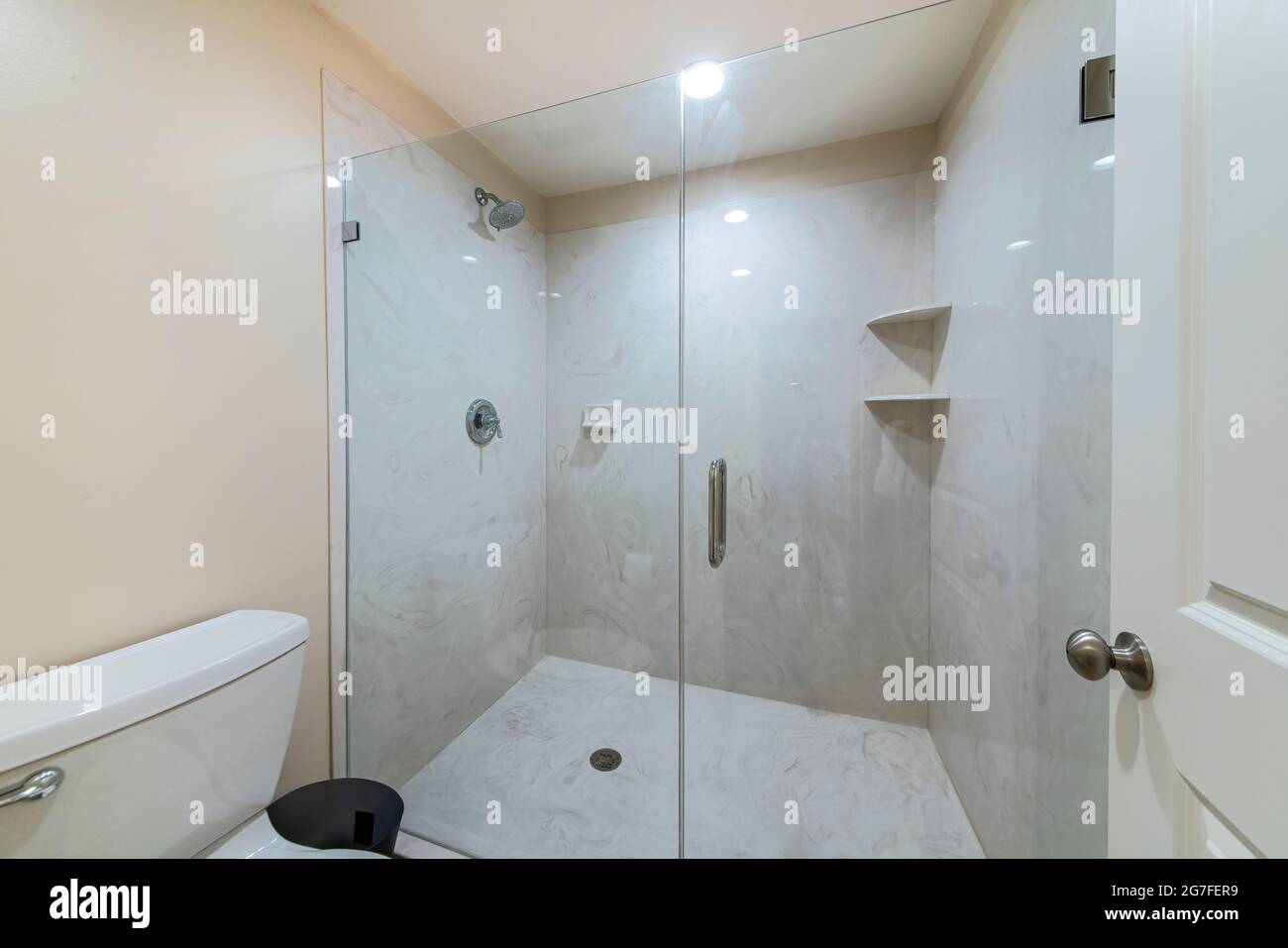 Interno di un bagno con box doccia senza cornice Foto Stock