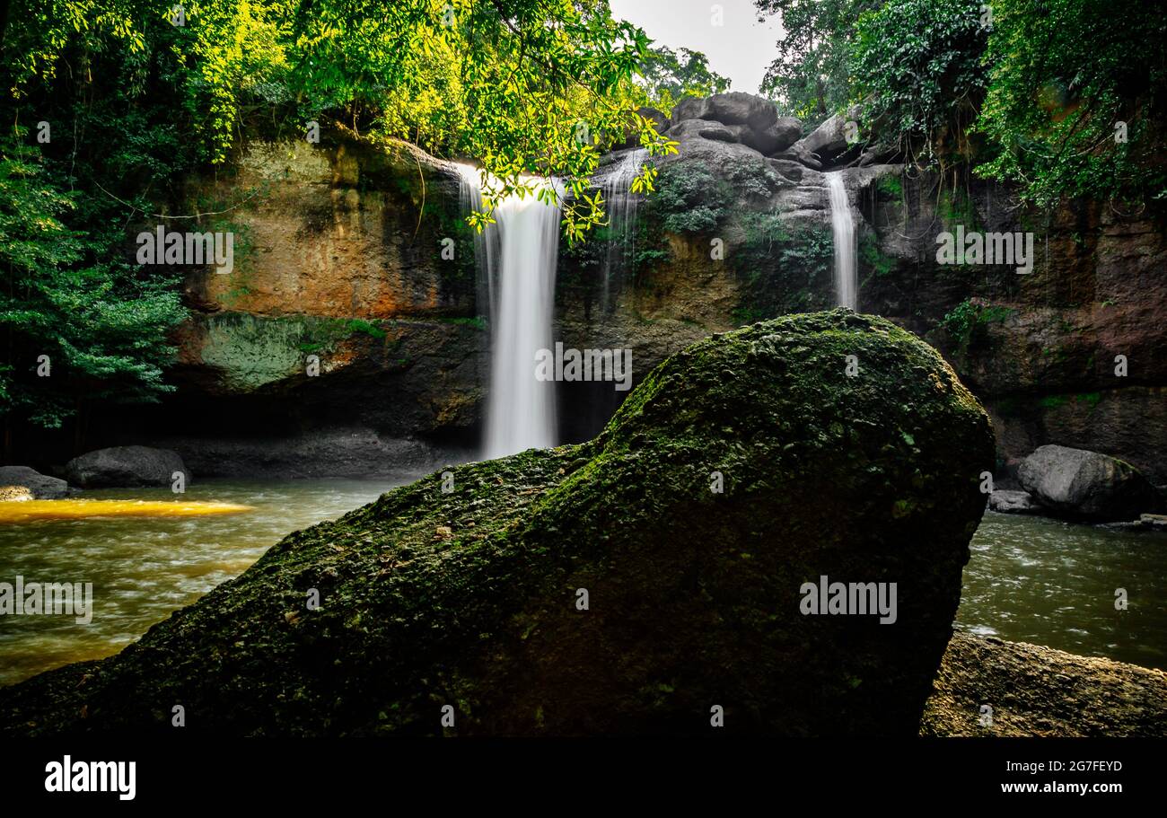 Cascata di Haew Suwat nel Parco Nazionale di Khao Yai a Nakhon Ratchasima, Thailandia Foto Stock