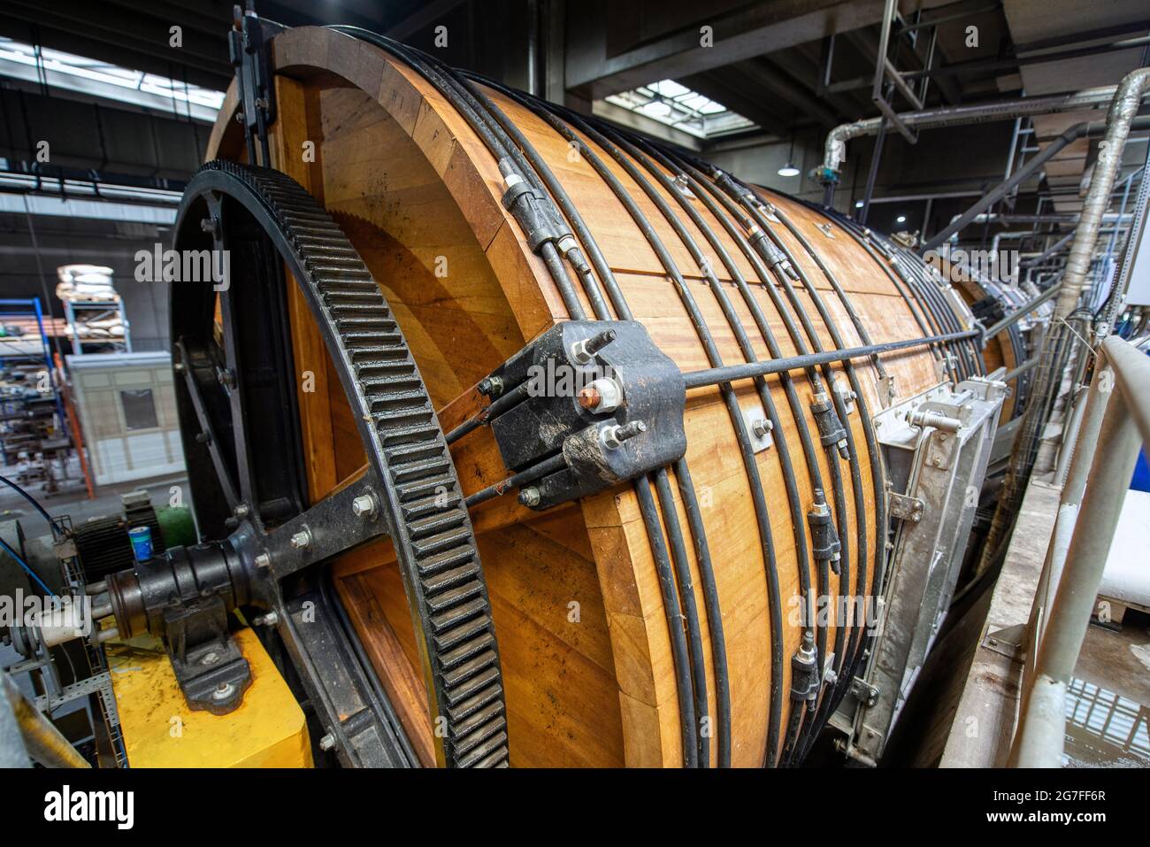 Conceria. Grandi fusti di legno per la concia di cuoio bovino. Foto Stock