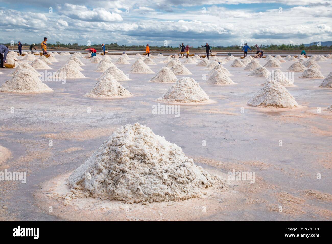 Phetchaburi sale appartamenti Naklua, aziende agricole e agricoltori raccolta di sale a Phetchaburi, Thailandia Foto Stock