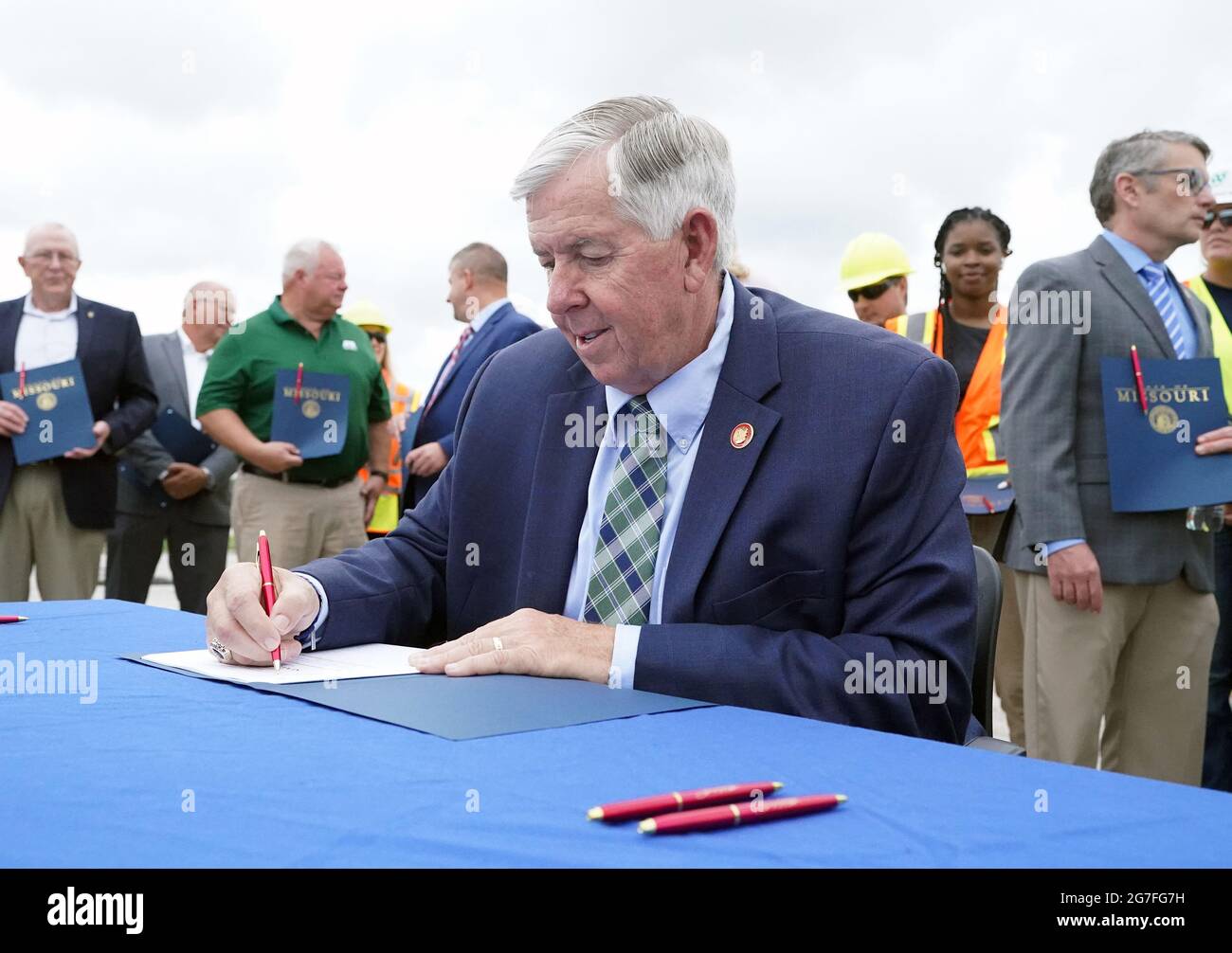 Hazelwood, Stati Uniti. 13 luglio 2021. Il governatore del Missouri Mike Parson firma l'SB 262 in legge, durante le cerimonie a Hazelwood, Missouri, martedì 13 luglio 2021. La legislazione aumenterà i finanziamenti per i trasporti destinati a progetti infrastrutturali statali e locali di importanza critica in tutto lo stato del Missouri. I finanziamenti saranno raccolti da un aumento della tassa statale sul gas, che non è aumentato in oltre 20 anni. Photo by Bill Greenblatt/UPI Credit: UPI/Alamy Live News Foto Stock