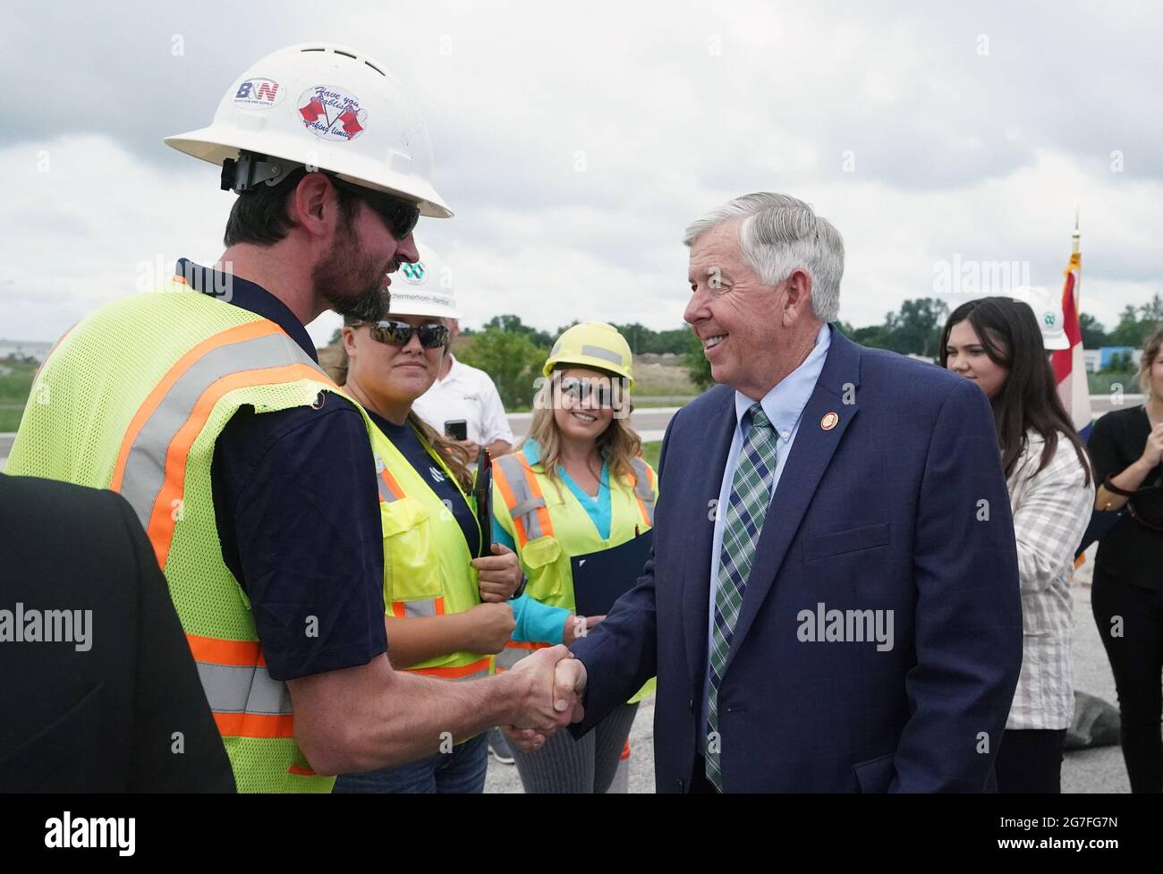 Hazelwood, Stati Uniti. 13 luglio 2021. Il Governatore del Missouri Mike Parson saluta i lavoratori del Dipartimento dei Trasporti del Missouri dopo aver firmato l'SB 262 in legge, durante le cerimonie a Hazelwood, Missouri, martedì 13 luglio 2021. La legislazione aumenterà i finanziamenti per i trasporti destinati a progetti infrastrutturali statali e locali di importanza critica in tutto lo stato del Missouri. I finanziamenti saranno raccolti da un aumento della tassa statale sul gas, che non è aumentato in oltre 20 anni. Photo by Bill Greenblatt/UPI Credit: UPI/Alamy Live News Foto Stock