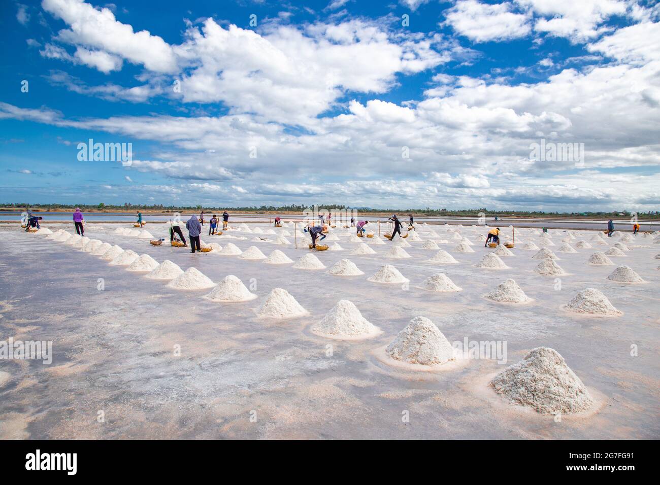 Phetchaburi sale appartamenti Naklua, aziende agricole e agricoltori raccolta di sale a Phetchaburi, Thailandia Foto Stock