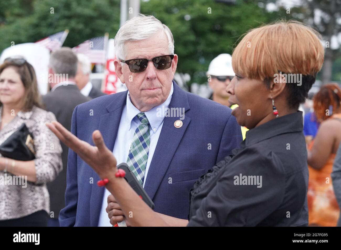 Hazelwood, Stati Uniti. 13 luglio 2021. Il Governatore del Missouri Mike Parson parla con Shaunda White, il Dipartimento dei Trasporti del Missouri, prima di firmare l'SB 262 in legge, durante le cerimonie a Hazelwood, Missouri, martedì 13 luglio 2021. La legislazione aumenterà i finanziamenti per i trasporti destinati a progetti infrastrutturali statali e locali di importanza critica in tutto lo stato del Missouri. I finanziamenti saranno raccolti da un aumento della tassa statale sul gas, che non è aumentato in oltre 20 anni. Photo by Bill Greenblatt/UPI Credit: UPI/Alamy Live News Foto Stock