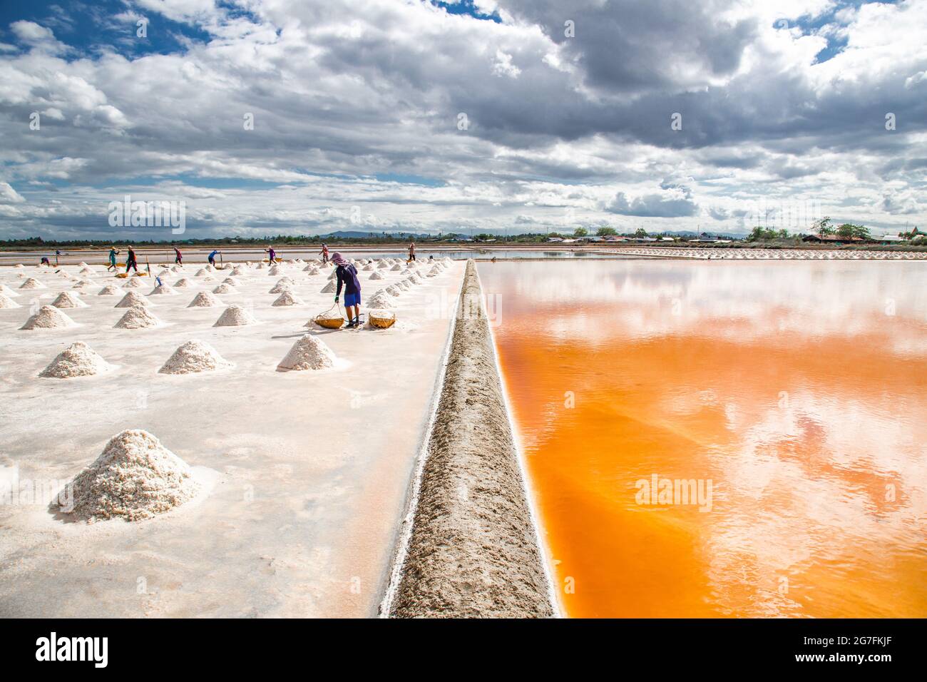Phetchaburi sale appartamenti Naklua, aziende agricole e agricoltori raccolta di sale a Phetchaburi, Thailandia Foto Stock