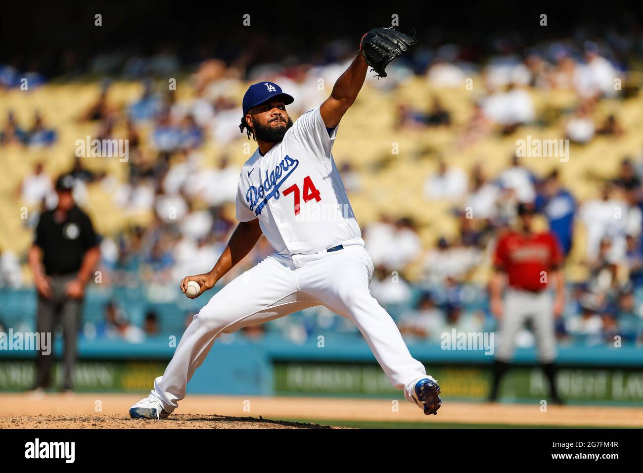 Los Angeles Dodgers Pitcher Kenley Jansen (74) fa il passo della palla durante una partita di stagione regolare MLB contro gli Arizona Diamondbacks, domenica 11 luglio 2 Foto Stock