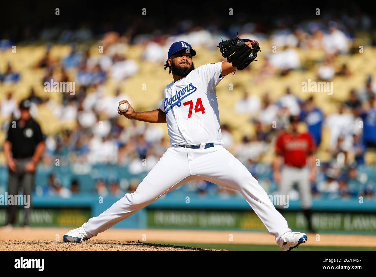 Los Angeles Dodgers Pitcher Kenley Jansen (74) fa il passo della palla durante una partita di stagione regolare MLB contro gli Arizona Diamondbacks, domenica 11 luglio 2 Foto Stock