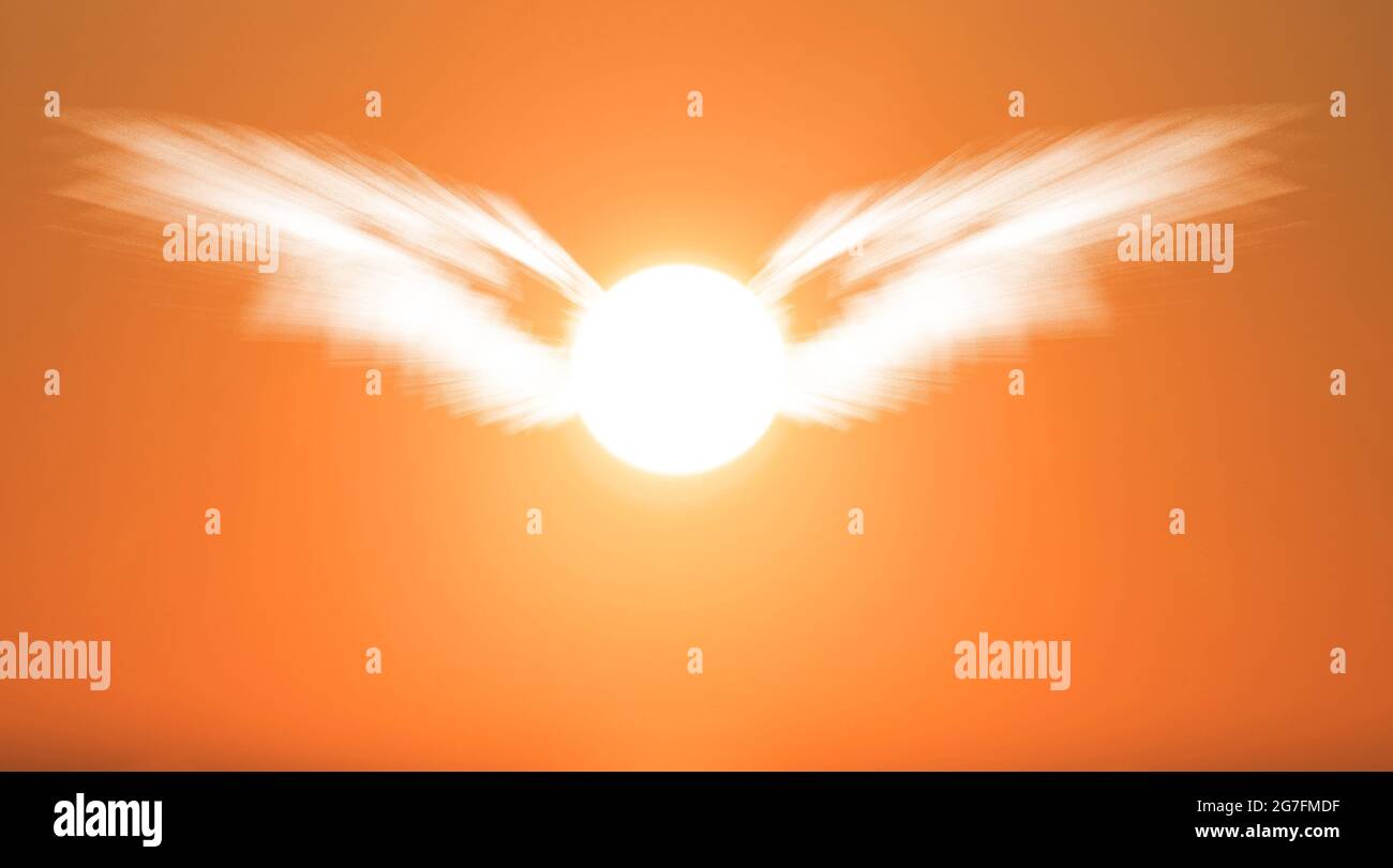 Angel Wings Sun, Angelic Wing davanti al sole, Orange Sky Sunshine Angel. Concetto spirituale, di lotta, di religione e di guida spirituale. Foto Stock