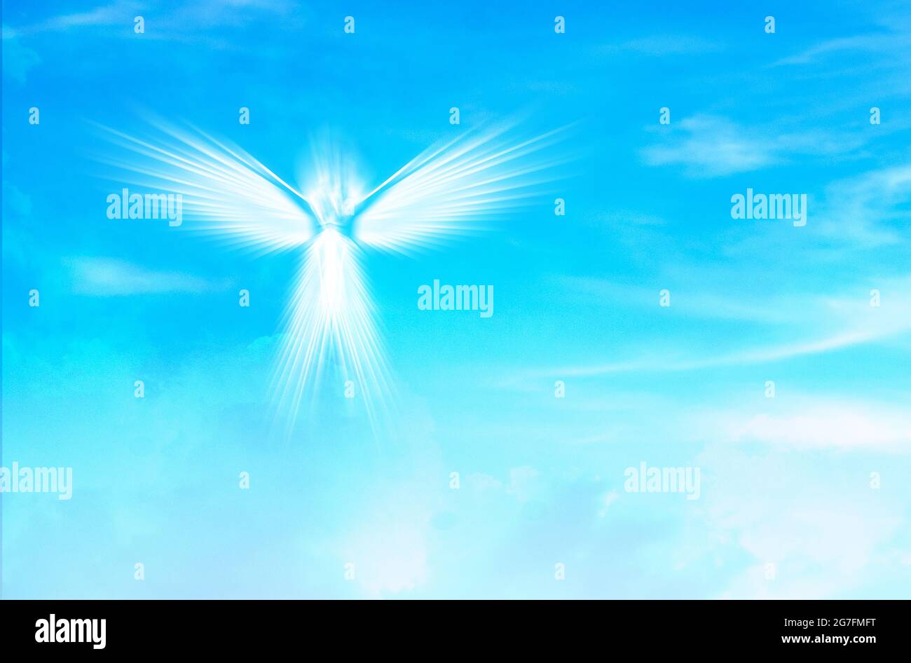 Angelo bianco di luce in cielo blu. Concetto di guida spirituale. Ali angeliche nel cielo turchese del cielo. Spirito Foto Stock