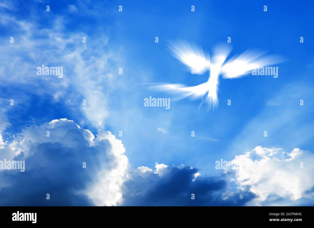 Angel nelle nuvole con il cielo nuvoloso blu. Angelo bianco di luce volare. Concetto di spirito, religione e libertà spirituale Foto Stock