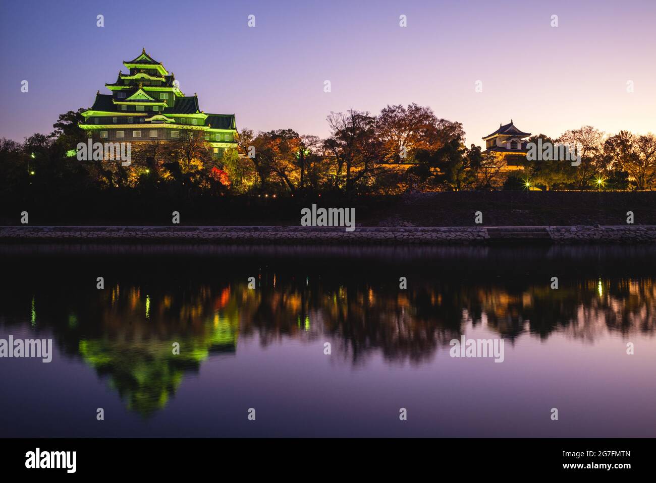 Okayama Castello, aka Ujo o castello di corvo, dal fiume asahi in giappone Foto Stock
