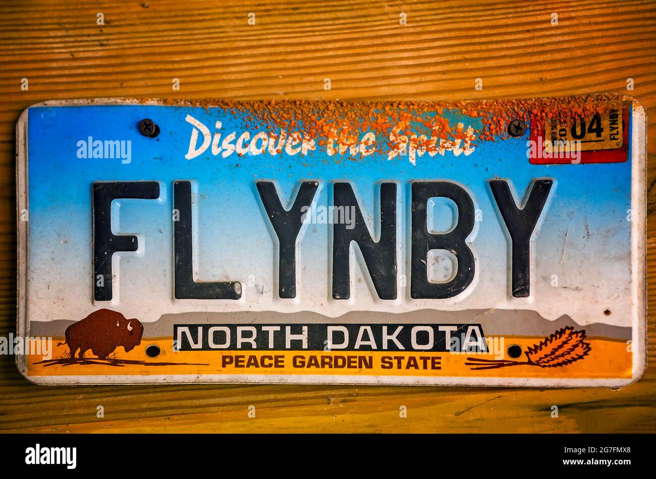 Una targa di cortesia del North Dakota presenta bisonti e il messaggio "flyin' by" presso il Shed Barbeque and Blues Joint di Ocean Springs, Mississippi. Foto Stock