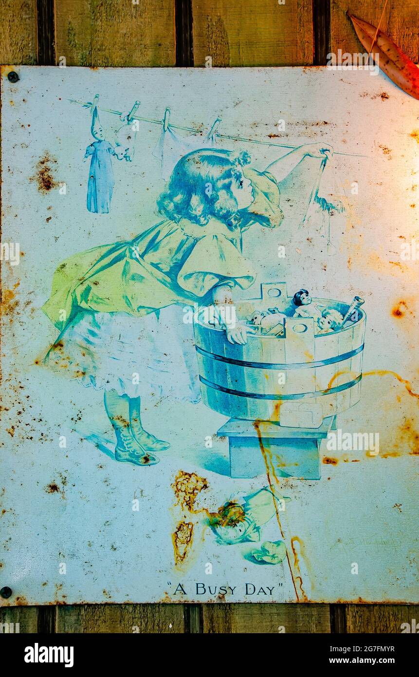 Un poster degli anni '50 intitolato "A Busy Day" dell'illustratore Maud Humphrey è appeso al Shed Barbeque and Blues Joint di Ocean Springs, Mississippi. Foto Stock