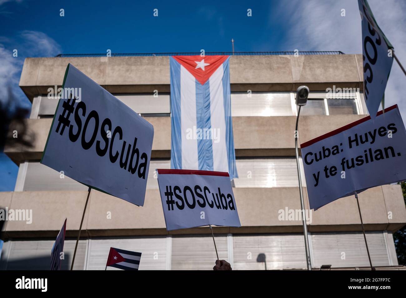 Madrid, Spagna. 13 luglio 2021. Durante la manifestazione sono stati espressi numerosi cartelli che hanno espresso il parere dei manifestanti. Decine di persone si sono manifestate di fronte all'ambasciata cubana di Madrid per il secondo giorno consecutivo sotto lo slogan SOSCuba contro il regime comunista cubano. (Foto di Diego Radames/SOPA Images/Sipa USA) Credit: Sipa USA/Alamy Live News Foto Stock