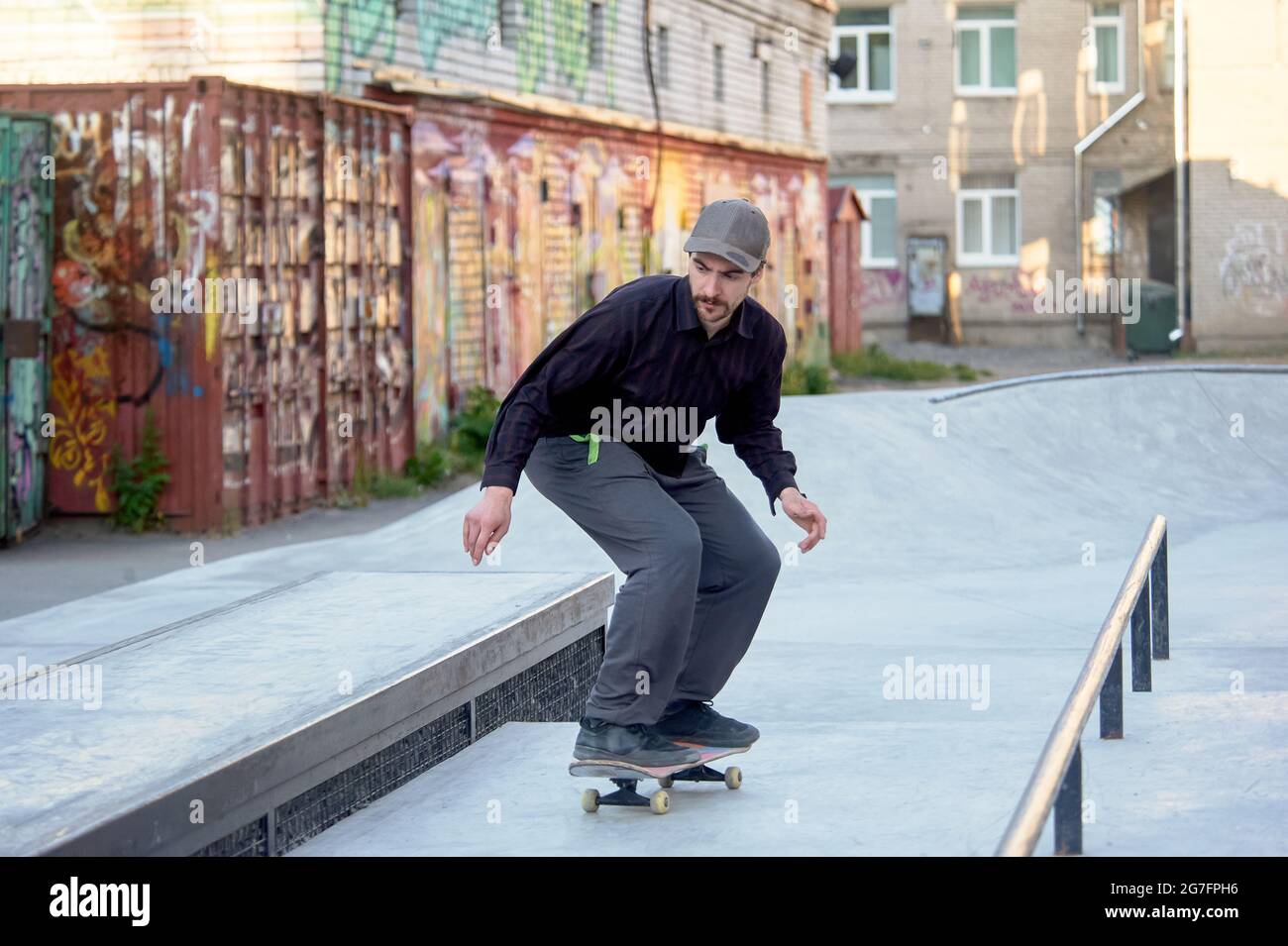 lo skateboarder si prepara a saltare sul parapetto Foto Stock