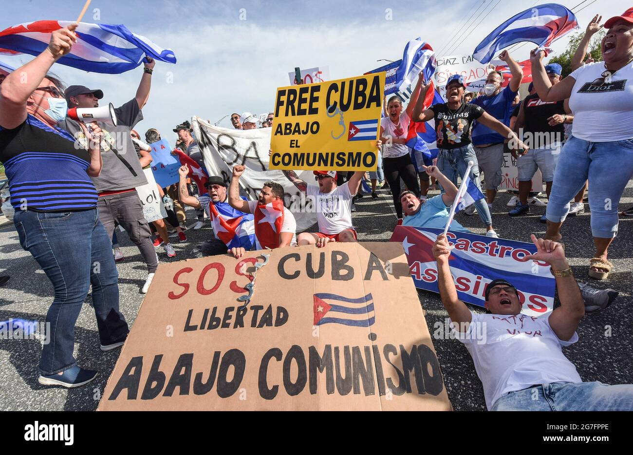 Orlando, Stati Uniti. 12 luglio 2021. I manifestanti fanno sventolare bandiere e tengono cartelli come dimostrano a Orlando a sostegno del popolo cubano e contro il governo cubano dopo che migliaia di cubani sono scesi per le strade del paese per protestare contro le interruzioni dell'energia elettrica, le restrizioni pandemiche e il ritmo delle vaccinazioni di Covid-19. (Foto di Paul Hennessy/SOPA Images/Sipa USA) Credit: Sipa USA/Alamy Live News Foto Stock