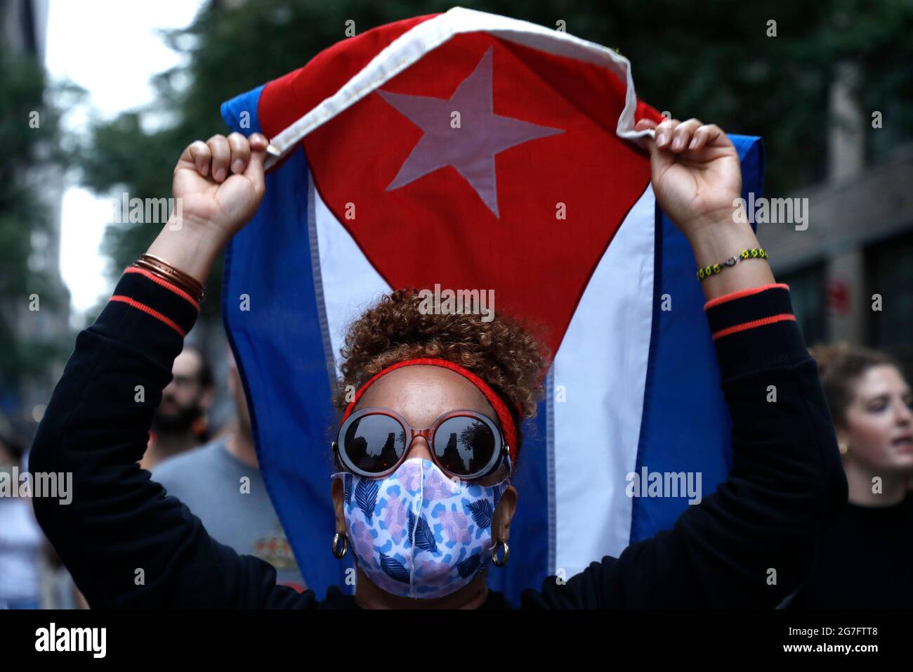 I manifestanti marciano da Times Square alle Nazioni Unite a sostegno delle recenti manifestazioni contro il governo cubano il 13 luglio 2021 a New York City. I cubani hanno manifestato a l'Avana contro l'attuale crisi economica del paese dovuta alle precedenti sanzioni dei governi degli Stati Uniti. La crisi è stata ulteriormente aggravata dal Covid-19, che limita gravemente la disponibilità di cibo e medicinali. Inoltre, i manifestanti chiedono l'estorsazione dell'attuale presidente Miguel Díaz-Canel. (Foto di John Lamparski/SIPA USA) Foto Stock