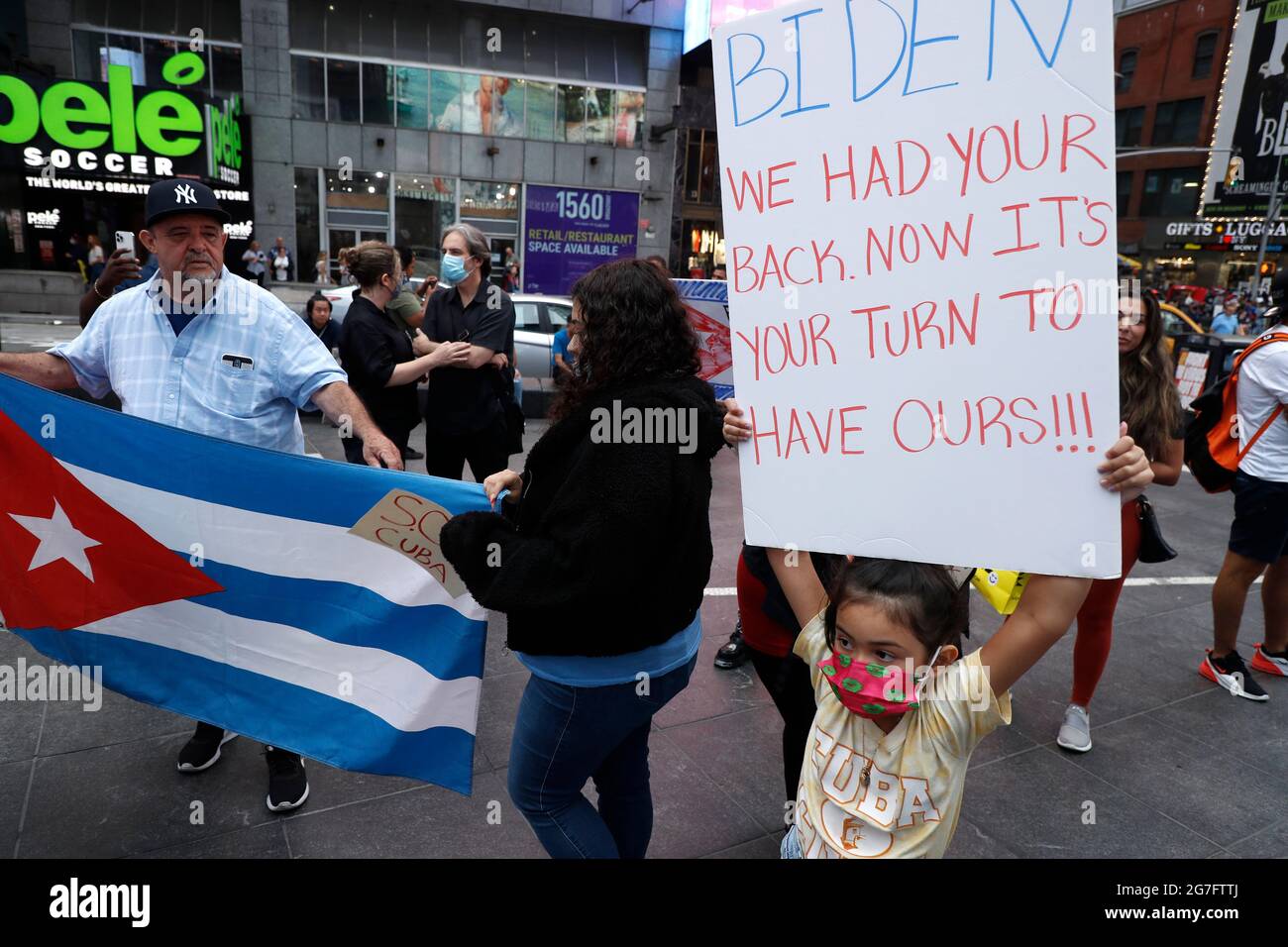 I manifestanti marciano da Times Square alle Nazioni Unite a sostegno delle recenti manifestazioni contro il governo cubano il 13 luglio 2021 a New York City. I cubani hanno manifestato a l'Avana contro l'attuale crisi economica del paese dovuta alle precedenti sanzioni dei governi degli Stati Uniti. La crisi è stata ulteriormente aggravata dal Covid-19, che limita gravemente la disponibilità di cibo e medicinali. Inoltre, i manifestanti chiedono l'estorsazione dell'attuale presidente Miguel Díaz-Canel. (Foto di John Lamparski/SIPA USA) Foto Stock