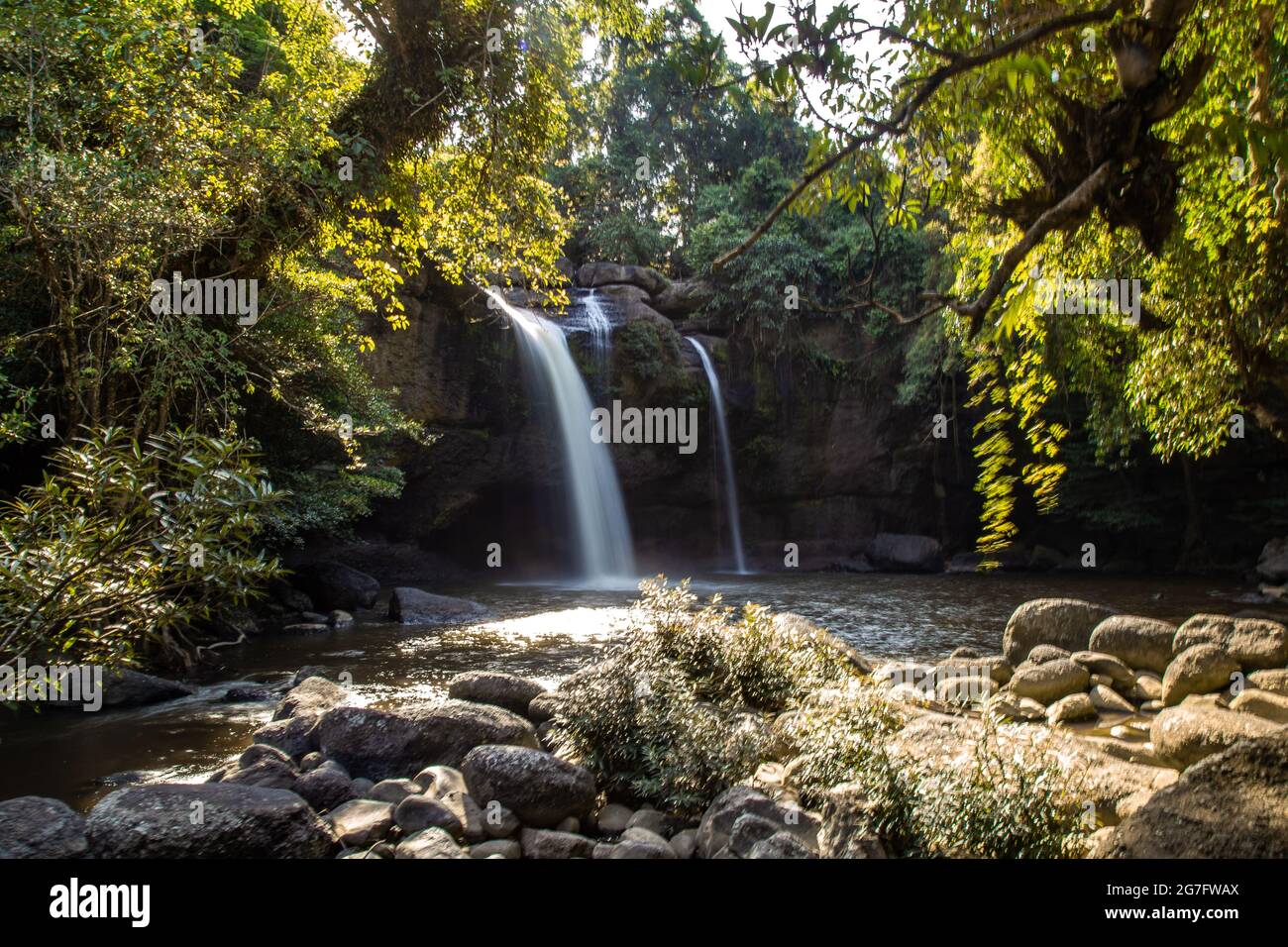 Cascata di Haew Suwat nel Parco Nazionale di Khao Yai a Nakhon Ratchasima, Thailandia Foto Stock