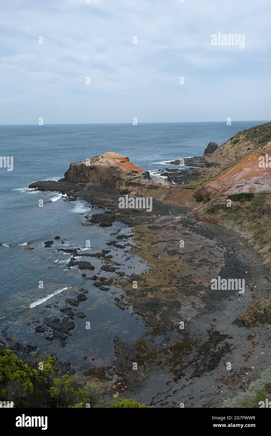 Cape Schank è la punta più meridionale della Penisola di Mornington a Victoria, Australia. Soffre le galee e i mari ruvidi dello stretto di Bass. Foto Stock