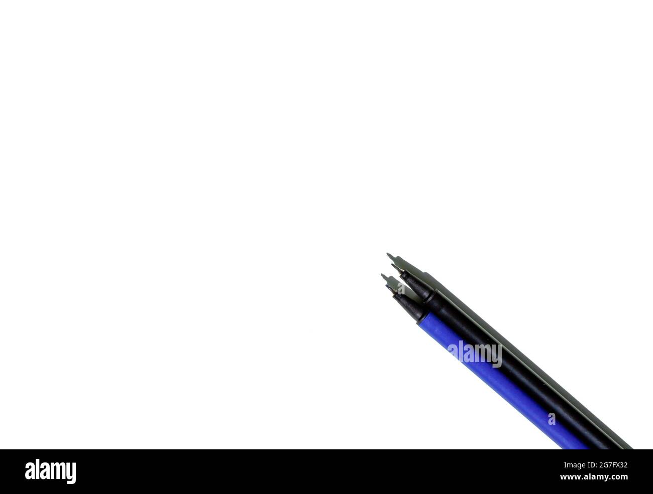 Le penne blu e nera sono pronte per scrivere testo su sfondo bianco. Il concetto di lavorare in ufficio, registrare casi e obiettivi Foto Stock