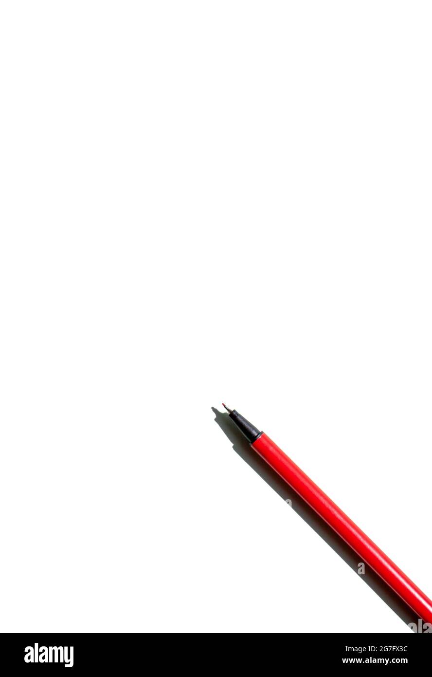 la penna rossa è pronta per scrivere il testo su uno sfondo bianco. Il concetto di lavorare in ufficio, registrare casi e obiettivi Foto Stock
