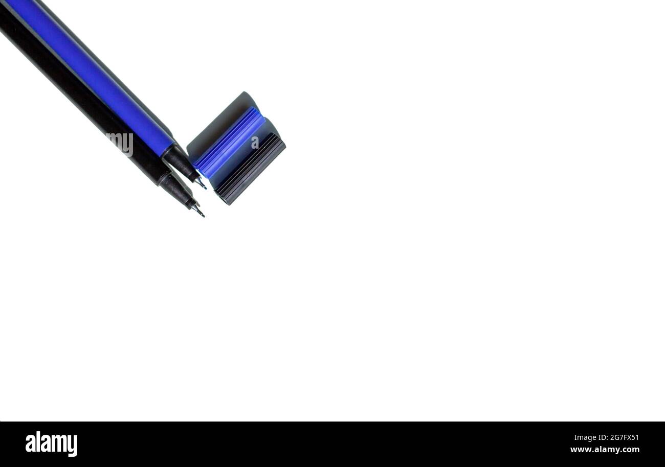 Le penne blu e nera sono pronte per scrivere testo su sfondo bianco. Il concetto di lavorare in ufficio, registrare casi e obiettivi Foto Stock