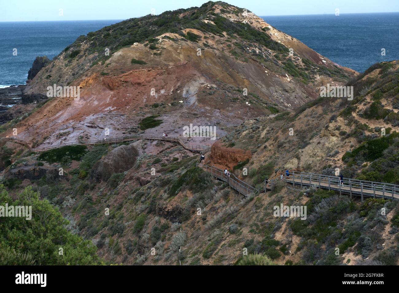 La passerella a Cape Schank, Victoria, è lunga e ripida, ma porta i turisti tutto il senso giù a Pebble Beach, che è accessibile soltanto alla bassa marea. Foto Stock