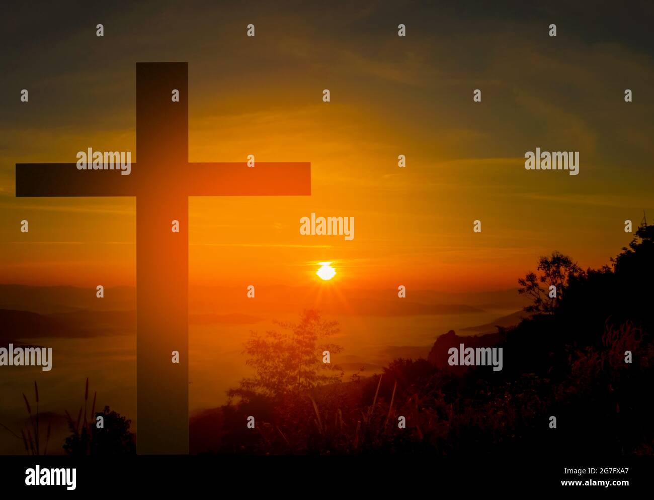 Croci in montagna e l'alba del mattino simboleggiano la croce per Gesù Cristo. Credenze religiose Foto Stock