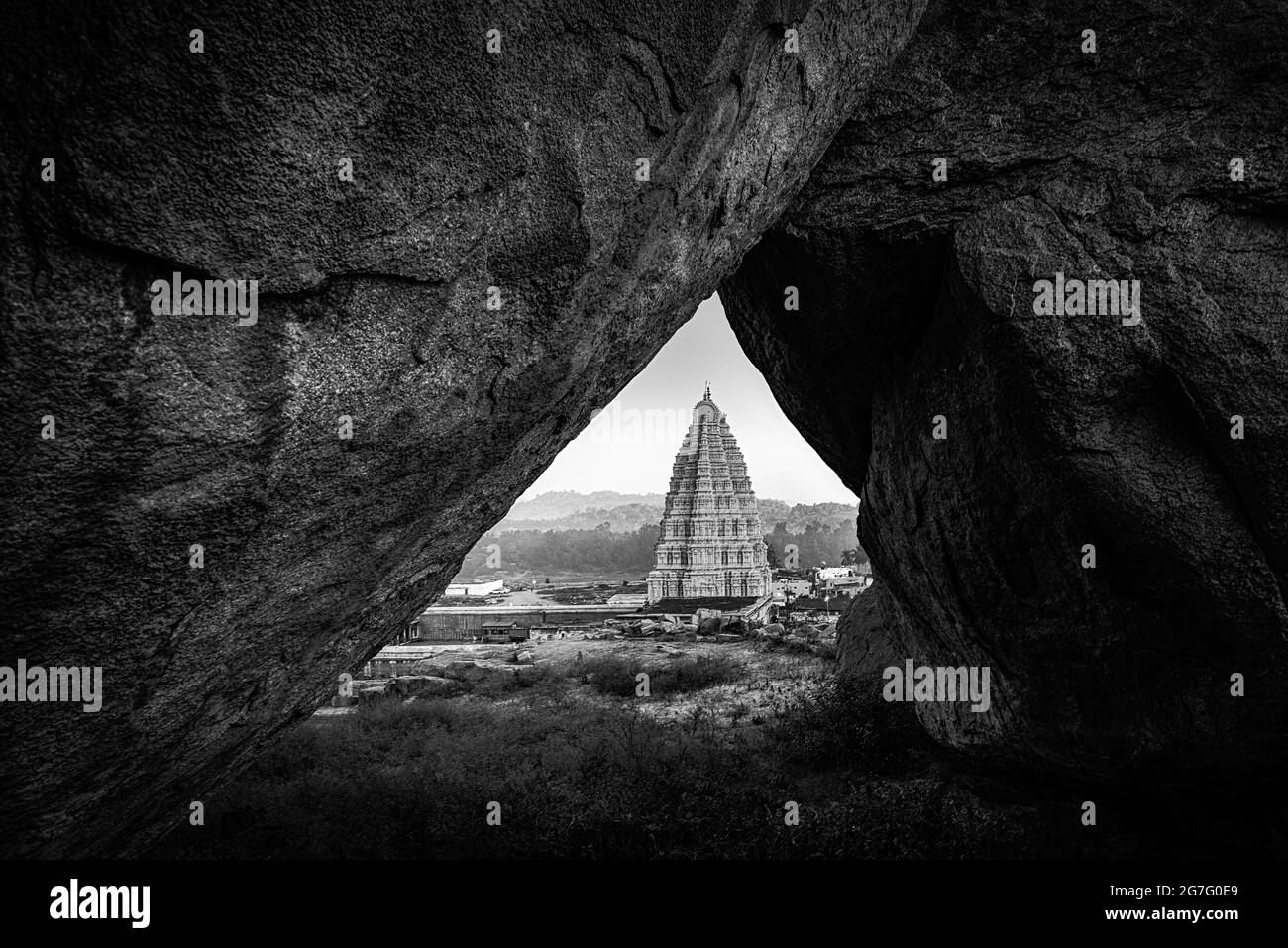 Vista mozzafiato sul tempio di Sree Virupaksha, situato nelle rovine dell'antica città di Vijayanagar ad Hampi, è patrimonio dell'umanità dell'UNESCO. Karnataka, India Foto Stock