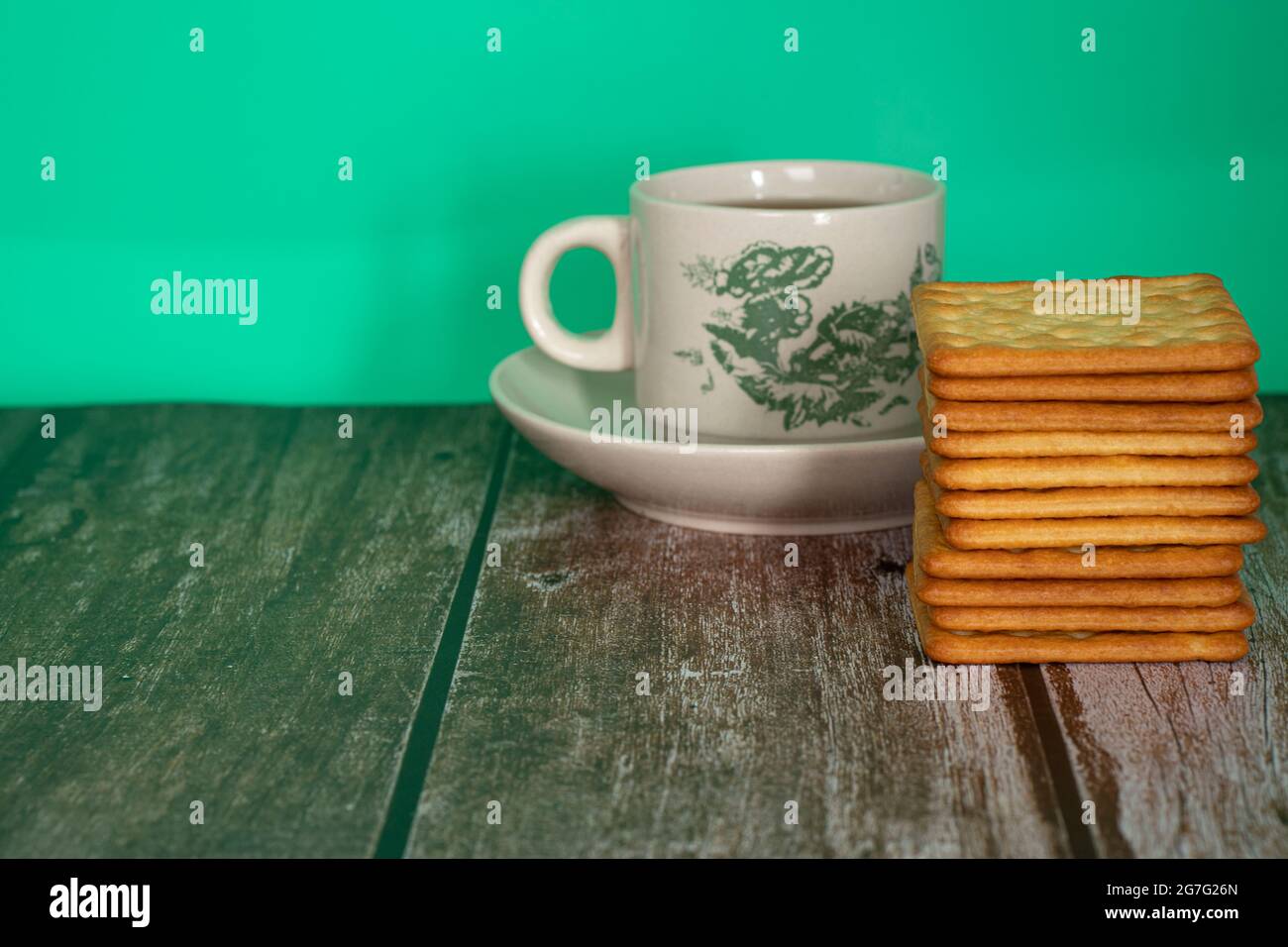 La prima colazione serve cracker di crema e una tazza di tè. Punti di messa a fuoco selettivi. Sfondo sfocato Foto Stock