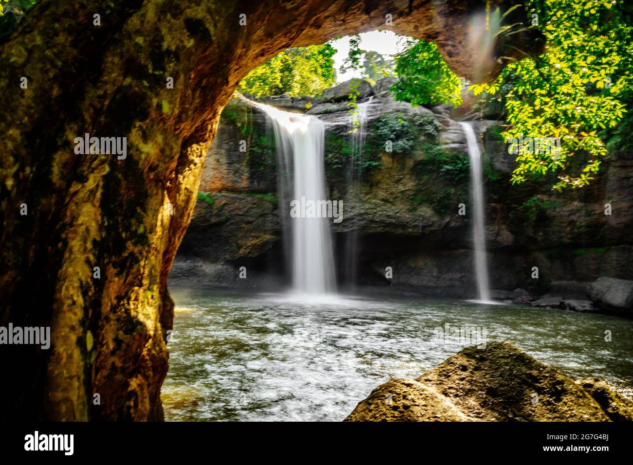 Cascata di Haew Suwat nel Parco Nazionale di Khao Yai a Nakhon Ratchasima, Thailandia Foto Stock