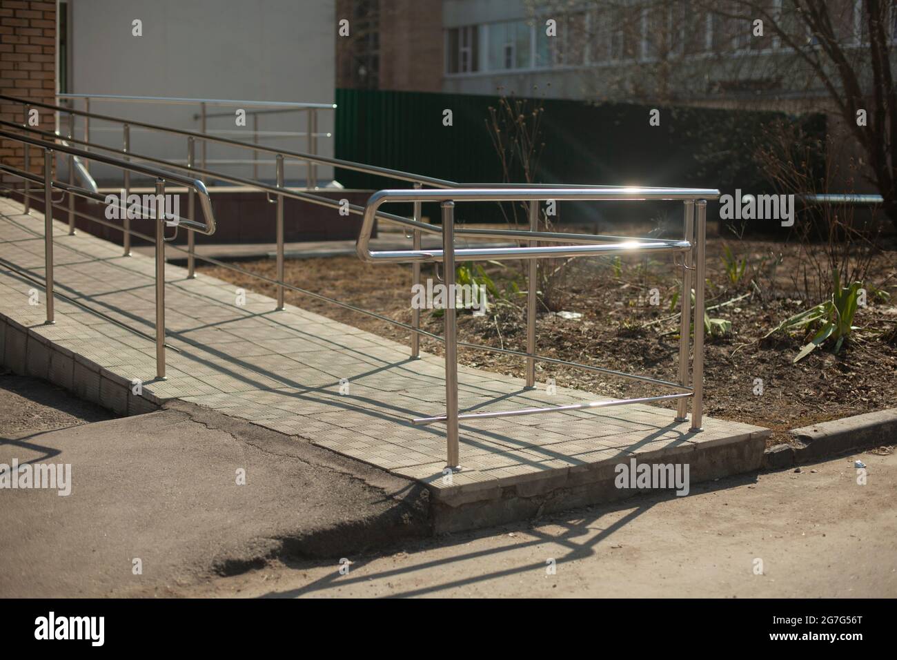 Corrimano per persone con mobilità limitata. Accesso con sedia a rotelle. Corrimano speciali per le persone. Ambiente privo di barriere architettoniche all'ingresso dell'edificio. Foto Stock