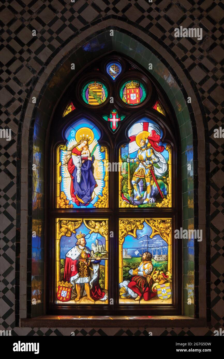 Vetrate colorate nella Cappella del Palazzo Nazionale pena, Sintra, quartiere di Lisbona, Portogallo. La finestra, risalente al 1840, fu opera di arti Foto Stock