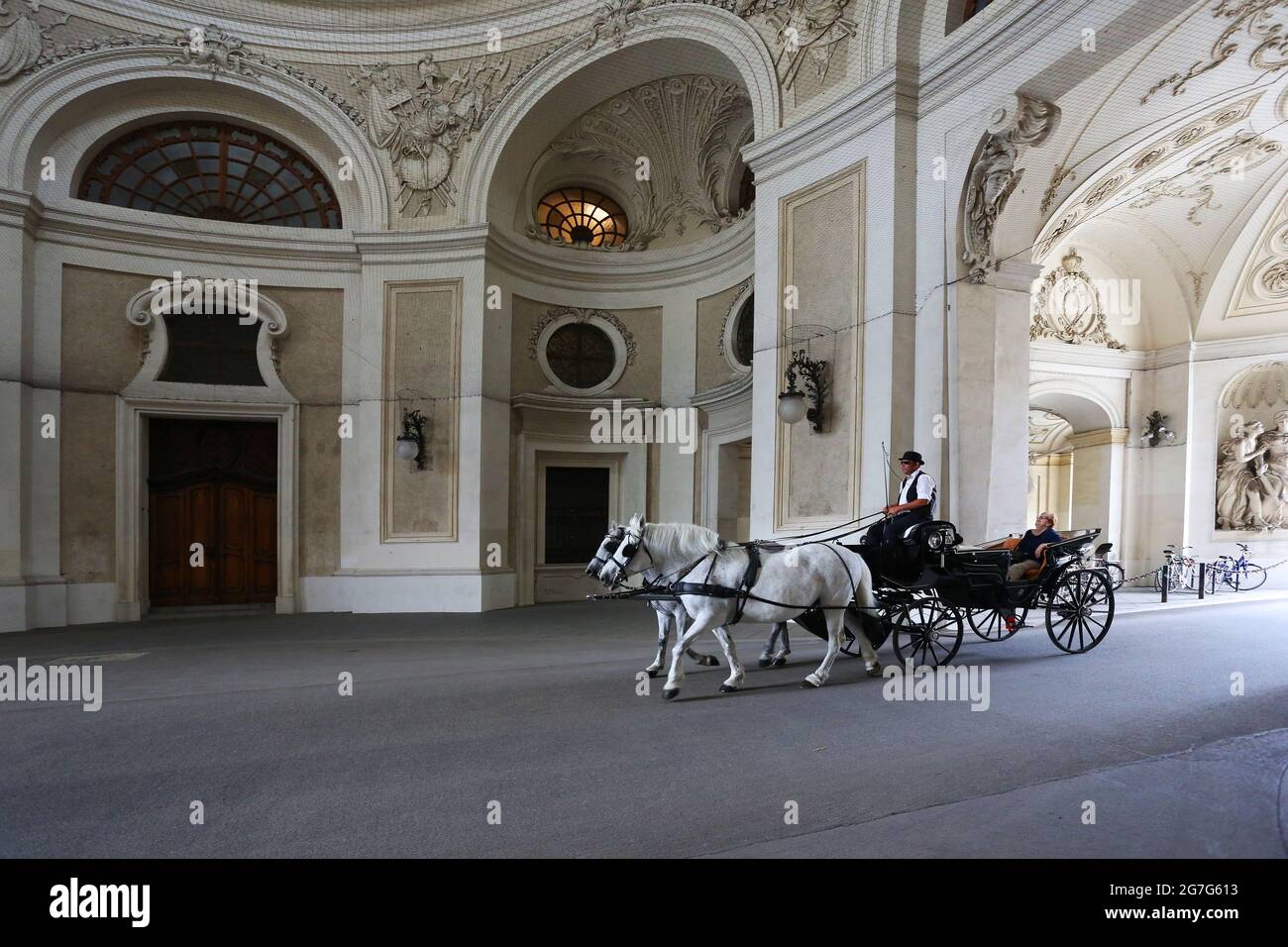 Wien Fiaker, Wien, Pferdekutsche oder Fiaker bei romantischer Fahrt durch die Hauptstadt, Vienna, Austria! Foto Stock