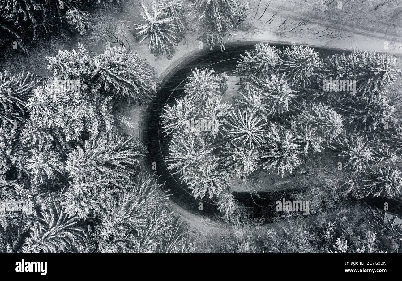Kekesteto, Ungheria - Vista aerea di una strada curvilinea ai Monti Matra  vicino Kekesteto in nevicate pesanti con pini innevati in una fredda  giornata invernale. Top Do Foto stock - Alamy
