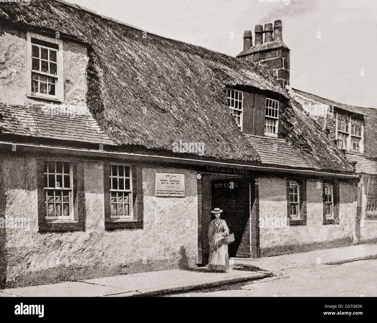 Una vista del tardo 19 ° secolo del luogo di nascita in Castle Street a Paisley, Renfrewshire, Scozia di Robert Tannahill (1774-1810). Subito dopo la sua nascita la famiglia si trasferì in un cottage di nuova costruzione nella vicina Queen Street, che divenne sia casa di famiglia che negozio di tessitura. Poeta scozzese di origine laborista, era conosciuto come il "poeta Weaver", scrisse poesie in inglese e testi in scozzese sulla scia di Robert Burns. Foto Stock