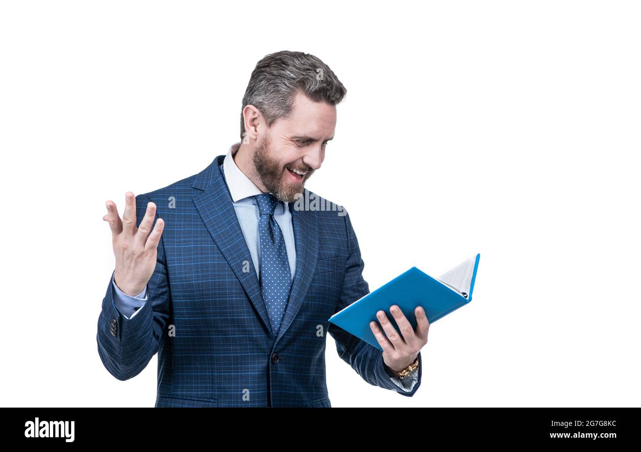 uomo d'affari felice in uomo d'affari come vestito che legge la letteratura di affari isolata su bianco, felicità Foto Stock