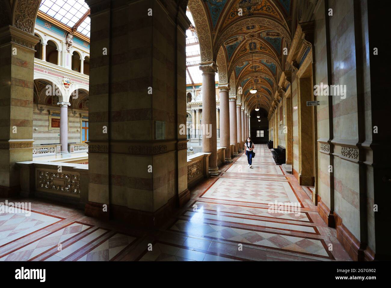 Wien, Blick auf die geometrisch angeordneten Linien der Halle und Gänge im historiischen Justizpalast in der Innenstand von Wien, Österreich Foto Stock