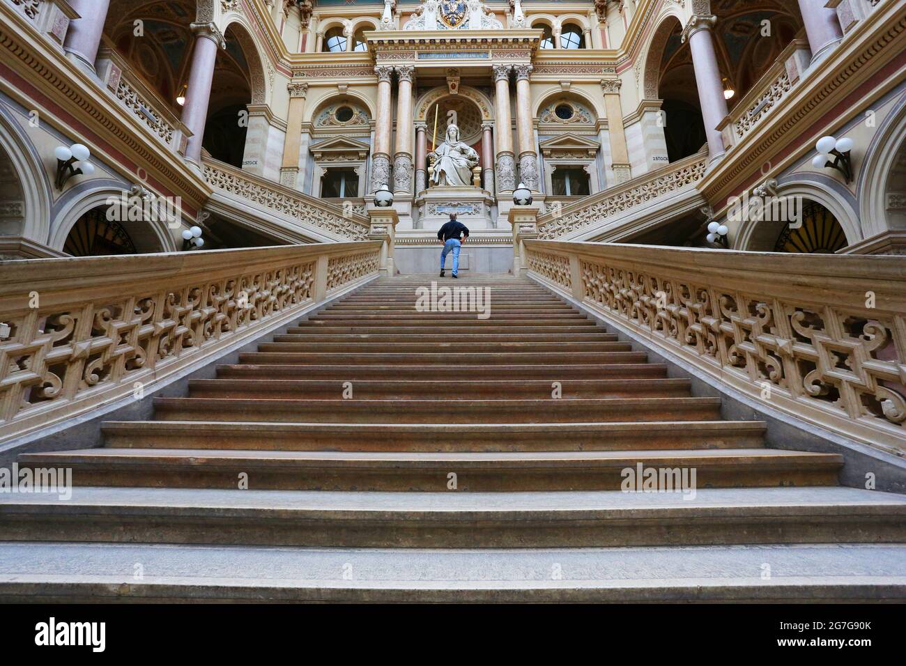 Wien, Blick auf die geometrisch angeordneten Linien des Treppenaufgangs im historiischen Justizpalast in der Innenstand von Wien, Österreich Foto Stock