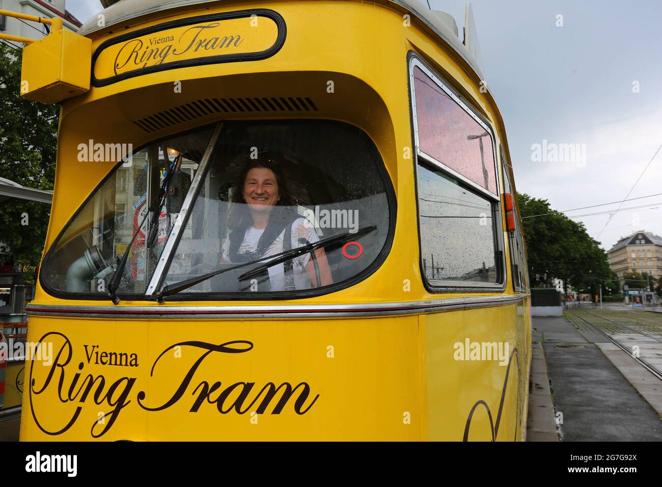 Touristin in historischer Ring Tram durch die Straßen der östereichischen Hauptstadt Wien Foto Stock