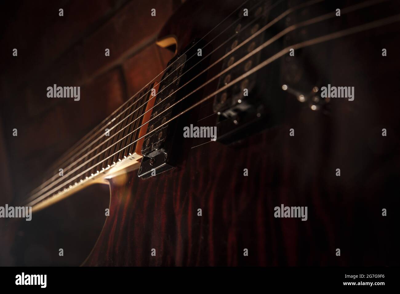 Dettaglio da chitarra elettrica su sfondo scuro Foto Stock