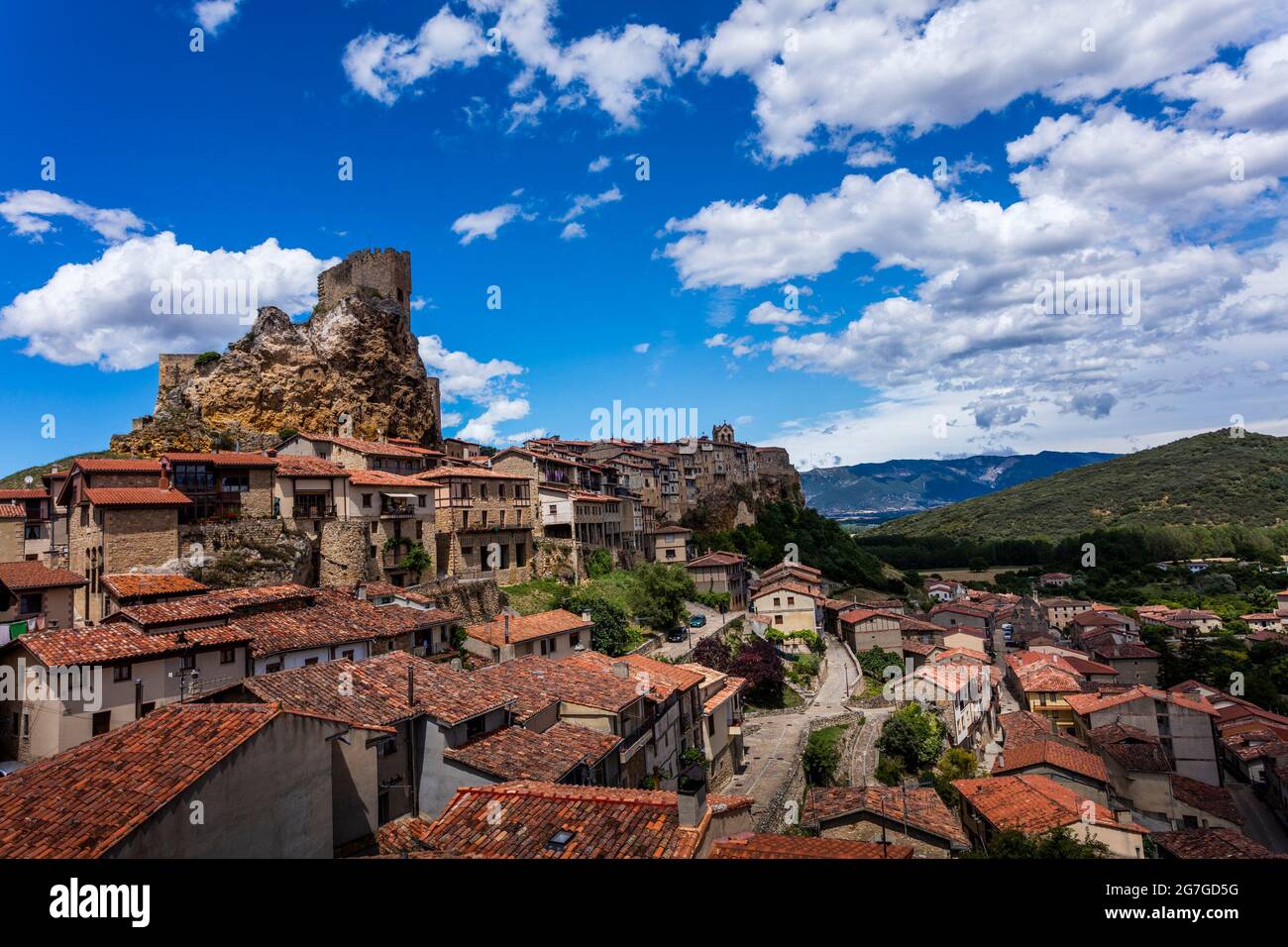 Il villaggio e il castello di Frías, costruito su una collina, è considerato uno dei più bei villaggi della Spagna. Provincia di Burgos. Spagna. Foto Stock